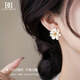 Daisy Dream925 Pendientes de camelia con aguja de plata para mujeres Pendientes de temperamento de diseño de nicho 2025 Pendientes de camelia de lujo de alta gama de alta gama [S925 Silver Needle]