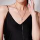 Lindo collar Keduo Pull-Pull para mujeres con diseño ligero de nicho de lujo Collar largo Otoño e Invierno Cabilar de la cadena de suéter de moda Collar de perla de imitación de plata.