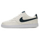 Nike (Nike) Herrenschuhe Sommer New Court Low-Top atmungsaktiven schockabsorbierenden Verschleiß-resistenten vielseitigen Sport- und Freizeitschuhen HQ4867-101 Segel Weiß/Tiefsee Blau 40