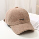 Nozhi mignon poilu automne et chapeau de baseball hiver