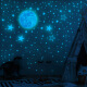 Jiaji 30cm luminoso luna brillante estrellas creativas calcomanías de pared fluorescentes decoración de la habitación de los niños dibujos animados de cielo estrellado autoadhesivo (luz azul) 1 luna + 1049 puntos de estrella_30cm luna grande