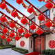 Hochzeits Courtyard Layout Wohnzimmer Treppe Blumenband Bunte Flagge Hochzeitszeit Szene Ländliche Hochzeit Hof Dekoration 24 m rund Happy Flag