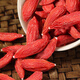 Jiecheng Red Dates y Wolfberry Wine, que está especialmente hecho de agua y rodajas de té secas. Hay 3 latas de jujubes (500 g) y Wolfberry rojo (250 g)