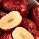 Jiecheng Red Dates y Wolfberry Wine, que está especialmente hecho de agua y rodajas de té secas. Hay 3 latas de jujubes (500 g) y Wolfberry rojo (250 g)