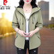 Pierre Cardin veste mince veste pour femmes au printemps et automne 2025 Nouvelle maman d'âge moyen Sports décontractés sports de vent à capuchon en ventre Olive Green L (126-140jin [Jin est égal à 0,5 kg]))