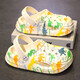 Chaussures pour enfants hongxing boys pantoufles Chaussures de trous 2025 Nouveau été pour enfants anti-glissement Anti-odor Slippers Soft Sole extérieure jaune vert orange dragon 26