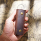 Patriot Cow (Aiguoniu) Herren verrückter Pferdeder Leder handgefertigt Frauen kleine einfache Retro Cowide Tür Koffer Beutel Lock Haushalt Key Bag Kaffee Kaffee