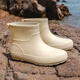 Zapatillas de lluvia de moda de fútbolas botas de lluvia cortas para mujeres zapatos de goma impermeables medianos para mujeres.