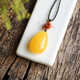 Dyn Natural Amber Beeswax colgante colgante de pollo Aceite de agua amarilla Caqueta de suéter Clarbone Collar Clarbone Aceite de pollo Amarillo SD687