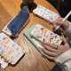 恒岚书本涂鸦KT小新适用苹果16/15Promax手机壳iPhone14/13翻盖12 涂鸦风卡通凯蒂猫-翻盖笔记本 苹果16