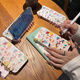 迅炫翻盖笔记本涂鸦KT猫小新适用苹果16promax手机壳iphone15/14新款13pro书本12promax创意ip11卡通可 书本壳【涂鸦风卡通凯蒂猫+粉色书环】 iPhone 16 Pro 