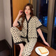 Pyjamas de magasin en yilin léger pour les femmes en été pantalon à manches courtes à manches courtes de climatisation style graisse plus grande taille de glace noire vêtements de maison courte 867 # lettre noire m (recommandée 80-100jin [Jin est égal à 0,5 kg]))
