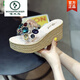 Woodpecker 2025 Spring Dinestone Fashion Wear Nuevas zapatillas de verano para mujeres con tacones espesos pastel de esponja suela Versátiles versátiles de tacones altos de beige