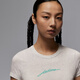 Nike (Nike) Jordan Jordan Jordan Women's Slim Fit Camiseta impresa Summer NUEVA Soft IB7029 051 Color Tick Birch Color xs