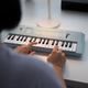 Piano électronique d'entrée de gamme pour les débutants pour enfants 37 Clés peuvent jouer des instruments de musique 61 touches pour les jouets de musique à domicile pour garçons et filles 61 touches rose piano [set 4 pièces / batterie ordinaire]