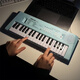 Piano électronique d'entrée de gamme pour les débutants pour enfants 37 Clés peuvent jouer des instruments de musique 61 touches pour les jouets de musique à domicile pour garçons et filles 61 touches rose piano [set 4 pièces / batterie ordinaire]