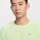 Camiseta de manga corta Nike (Nike) para hombres 2025 Summer NUEVO ARRIBA SPORT ARRILLABLE CORRER BODING BODYSUit HV5204-701 ligeramente amarillo y verde M /170 /recomendado 110-130Jin [Jin equivale a 0.5 kg]