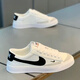Hong Kong Counter Compras de compras para la primavera y el verano de los hombres, nuevos zapatos blancos, zapatos de tablero transpirable lienzo versátiles zapatos para hombres de moda.