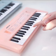 Piano électronique d'entrée de gamme pour les débutants pour enfants 37 Clés peuvent jouer des instruments de musique 61 touches pour les jouets de musique à domicile pour garçons et filles 61 touches rose piano [set 4 pièces / batterie ordinaire]