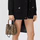 Burberry Logo Stoff kleiner brauner Frauenschaufelbeutel Cross Body Umhängetasche Grundpaket (Bag + Staubbeutel)
