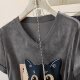 Cypress V-Ausschnitt T-Shirt 2025 Sommer Neues Frauen-Fashion-Cartoon-Muster gedrucktes Design kurzärmeligter Top