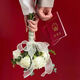 Star Duo Bride hält Blumen im chinesischen Valentinstag von Hochzeitsvorschlag, um eine Heiratsurkunde zu erhalten, die Blumen mit Hochzeitsfotografie -Requisiten simuliertes Strauß Champagnerfarbe hält Blumen [ferses Produkt]