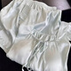 Otro pijama de seda de hielo de lujo ligero de alta gama para mujeres en almohadillas de pecho dulce de verano con pequeñas mangas de moscas pantalones pantalones cortos sueltos para el hogar set de dos piezas 935 almohadillas de cofre fijas de mariposa azul