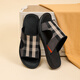 Walker Shop Slippers para hombres 2025 Summer Nuevo estilo al aire libre zapatillas de moda de la playa Sandalias suaves sin deslizamiento para hombres Black 40 (tamaño de zapato de cuero)