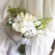 Star Duo Bride hält Blumen im chinesischen Valentinstag von Hochzeitsvorschlag, um eine Heiratsurkunde zu erhalten, die Blumen mit Hochzeitsfotografie -Requisiten simuliertes Strauß Champagnerfarbe hält Blumen [ferses Produkt]