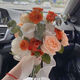 Star Duo Bride hält Blumen im chinesischen Valentinstag von Hochzeitsvorschlag, um eine Heiratsurkunde zu erhalten, die Blumen mit Hochzeitsfotografie -Requisiten simuliertes Strauß Champagnerfarbe hält Blumen [ferses Produkt]
