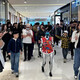 Yushu Intelligent Humanoid Double Foot G1 Robot interprète la marche et la danse du festival de printemps même robot de danse chien bienvenue robot robot robot pendant 1 jour