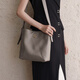 Decoración de banpo (Bampo) BACHE Flower Ray Bag Cow Wide Bolet Bag New Style Commuter Crossbody Crossbody Single Hears Bag Bagbreaker Gray 970