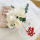 Star Duo Bride hält Blumen im chinesischen Valentinstag von Hochzeitsvorschlag, um eine Heiratsurkunde zu erhalten, die Blumen mit Hochzeitsfotografie -Requisiten simuliertes Strauß Champagnerfarbe hält Blumen [ferses Produkt]
