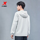 Xtep Cortavientos de Doble Capa Chaqueta Repelente al Agua para Hombres Chaqueta Nueva de otoño Ropa de Entrenamiento para Correr Ropa de Pesca al Aire Libre Polvo Gris-Clásico Simple M