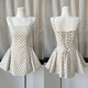 Ono Seven Days White Polka Dot Prentle для женщин весной и летом 2025 г. Новое маленькое обтягивающее французское воротничко