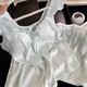 Otro pijama de seda de hielo de lujo ligero de alta gama para mujeres en almohadillas de pecho dulce de verano con pequeñas mangas de moscas pantalones pantalones cortos sueltos para el hogar set de dos piezas 935 almohadillas de cofre fijas de mariposa azul