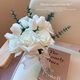 Star Duo Bride hält Blumen im chinesischen Valentinstag von Hochzeitsvorschlag, um eine Heiratsurkunde zu erhalten, die Blumen mit Hochzeitsfotografie -Requisiten simuliertes Strauß Champagnerfarbe hält Blumen [ferses Produkt]
