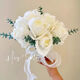 Star Duo Bride hält Blumen im chinesischen Valentinstag von Hochzeitsvorschlag, um eine Heiratsurkunde zu erhalten, die Blumen mit Hochzeitsfotografie -Requisiten simuliertes Strauß Champagnerfarbe hält Blumen [ferses Produkt]