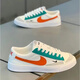 Hong Kong Counter Compras de compras para la primavera y el verano de los hombres, nuevos zapatos blancos, zapatos de tablero transpirable lienzo versátiles zapatos para hombres de moda.