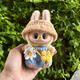 Labubu сидел на вечеринке Haruno Doll Suit Labubu Macaron 2 -го поколения.