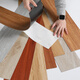 Il jiagong en bois grain pvc plancher collant auto-adhésif en plastique de plancher de planches de maison de maison de maison de plancher
