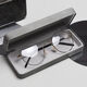 Caja de gafas con luz avanzada Portable Anti-Presión Luz y simple Miopía Retro Sun Eyes Gafas de sol Almacenamiento para mujeres Hombres [Caja de cuero anti-boscabas mejorada] Gris claro sin especificaciones