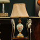 Lampe de bureau de bureau européen lampe de chevet de chambre chaude et créative Luxury American Retro Modern Night Lampe de mariage Lampe de bureau YL9930 MODÈLE MODÈLE MODIAL BUTT
