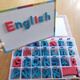 English Alphanumeric Magnetic Stickers for Children's Educational Toys Elementary Elementary Apprend Learning Artefact Carte d'enseignement Aids Numéro + Symbole Set 1 Box, avec tableau blanc, couleurs aléatoires