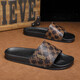 Slippers à la mode pour hommes en été 2025 Nouveaux adolescents Sports de plage et tabouret décontracté et tongs à semelles épaisses Brown 41