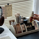 Oluxun Customized Desktop Cosmetic Storage Box INS Style Dressing Tisch Hautpflegeprodukt Finishing Box Lippenstift Make -up Pinsel Partition Multifunktionsspeicher - Cream White [kann sich horizontal bewegen] DF -693