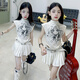 Mokitoul Girls Summer Anzugrock 2025 NEUER Kinder im Sommer Internet-Promi-Street Rock Mid-Large Children coole und hübsche Outfit White T-Shirt + Schwarzer Faltenrock [Set] (High-End-Geschenkboxverpackung) 70 cm5 1