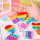 Fingerpressung Blase Le Unificing spielen Kinderspielzeug kleiner Druckreduzierungen Regenbogenschlüsselkettenanhänger Regenbogen Drücken Keychain [5 Pakete]