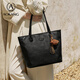 Bag féminin Aokang 2025 Sac sous brassière tendance léger Sac à épaule de luxe Sac fourre-tout de grande capacité Cadeau d'anniversaire pour sa femme
