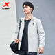 Xtep Cortavientos de Doble Capa Chaqueta Repelente al Agua para Hombres Chaqueta Nueva de otoño Ropa de Entrenamiento para Correr Ropa de Pesca al Aire Libre Polvo Gris-Clásico Simple M